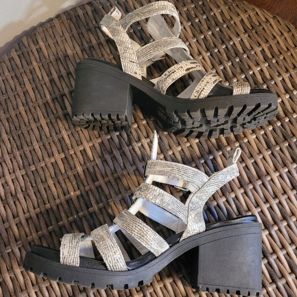 Dirty Laundry Fun Stuff Snakeskin Chunky Gladiator Sandals 8 Block Heel Gray